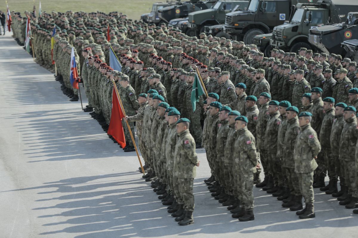 Postrojavanje EUFOR A U Bazi Butmir: U BiH Se Mogu Pozvati I Dodatne Rezervne Snage Ako Bude Potrebno