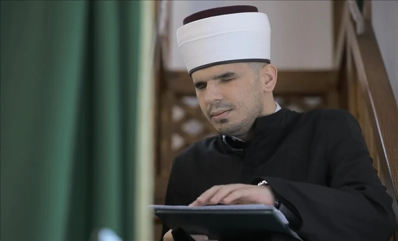 Slijepi imam iz Srebrenika: Salkan Delić vozi bicikl, koristi laptop i mobitel, prati nastavu u školi, uči Kur'an Salkan Delić