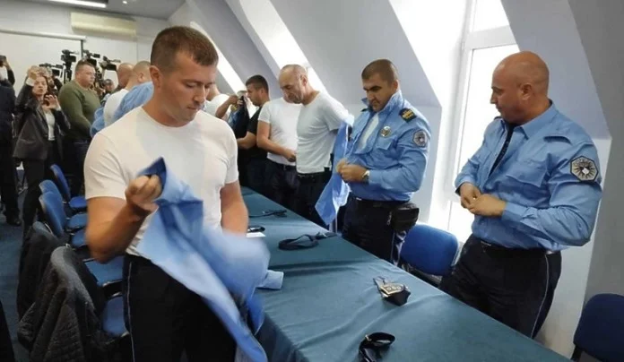 Srbi napustili sve kosovske institucije, policajci skinuli uniforme Srbi S Kosova