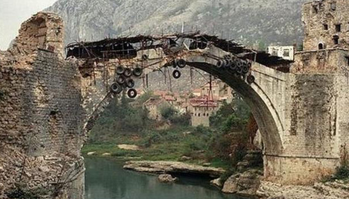 Na današnji dan 1993. godine srušen Stari most u Mostaru (VIDEO)