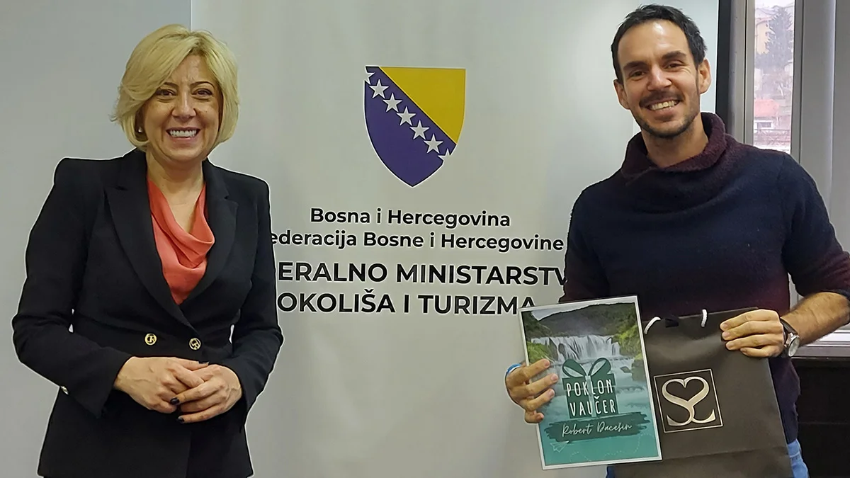 Ministrica Đapo susrela se s nagrađenim bh. putopiscem Robertom Dacešinom Robert Dacešin Foto