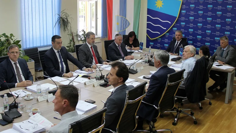 Većina u realnom sektoru može je sanjati: Ko je sve odobrio po 1.080 KM pomoći iz budžeta svojim službenicima Vlada HNK