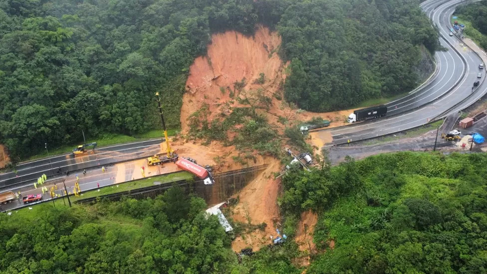 Klizište odnijelo autocestu u Brazilu i najmanje 16 vozila, poginulo više osoba (VIDEO)