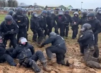 Policajci krenuli na demonstrante, pa se zaglavili u blatu (VIDEO) Njemacki Policajci