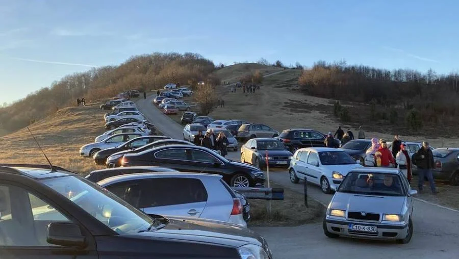 Saobraćajni kolaps na putu ka zeničkom izletištu Smetovi, svi su pobjegli na čist zrak (FOTO) Saobracajni Kolaps Na Smetovima