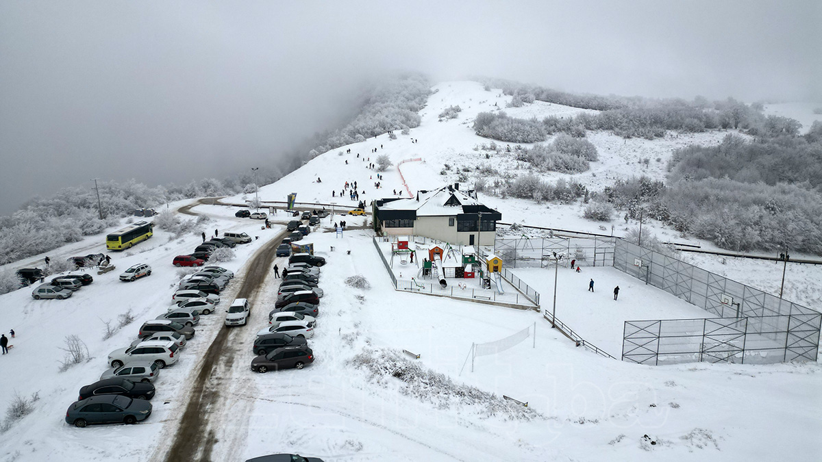 Zeničani na Smetovima uživali u prvom ovogodišnjem snijegu (FOTO)