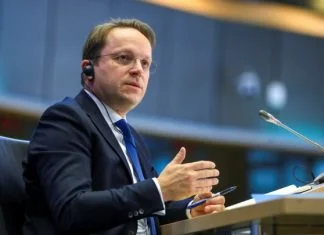 Varhelyi zaboravio isključiti mikrofon, čulo se kako europarlamentarce naziva idiotima
