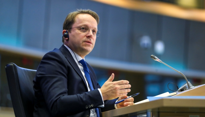 Varhelyi zaboravio isključiti mikrofon, čulo se kako europarlamentarce naziva idiotima