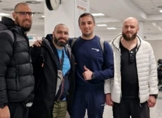Sarajlije Na Aerodromu U Kairu S Egipatskim Dizačem Tegova