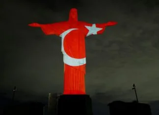 Na statui Krista u Brazilu odata počast žrtvama potresa u Turskoj i Siriji (FOTO) Statua Krista Boje Turske