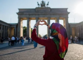Berlin dozvolio muslimanskim prosvjetnim radnicama da nose maramu Berlin Njemacka Marama