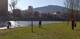 Clanovi Udruzenja Vedro Zenica U Akciji Ciscenja Smeca Na Kamberovica Polju