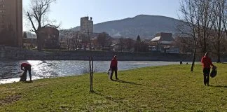 Clanovi Udruzenja Vedro Zenica U Akciji Ciscenja Smeca Na Kamberovica Polju