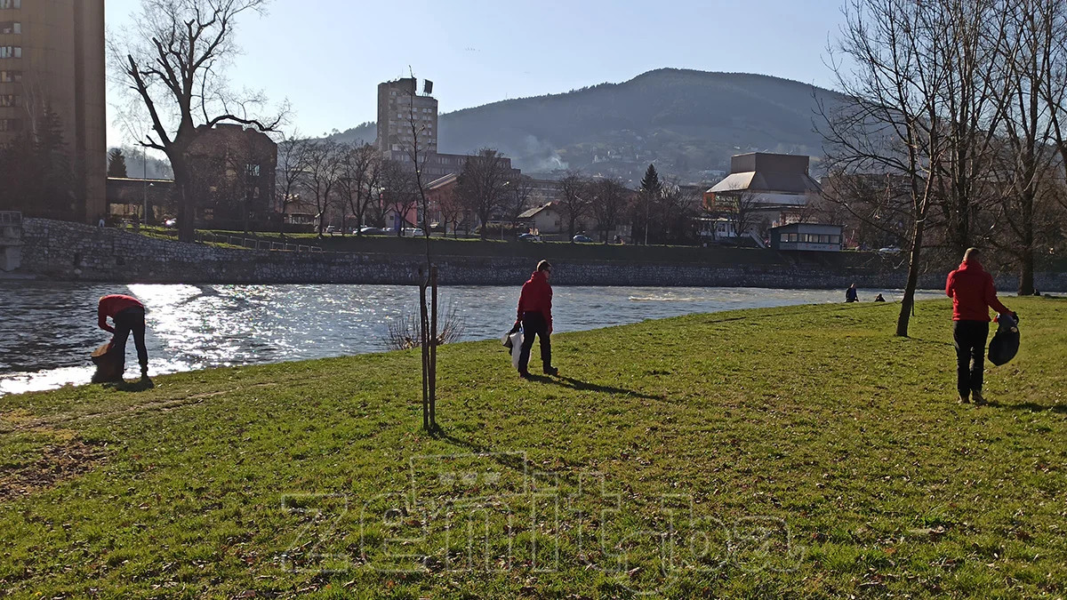 Clanovi Udruzenja Vedro Zenica U Akciji Ciscenja Smeca Na Kamberovica Polju