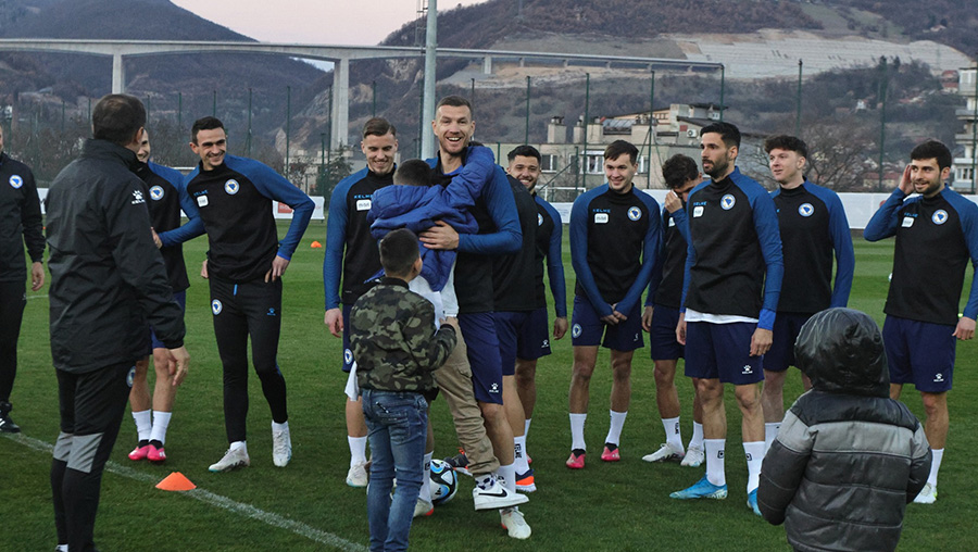 Dzeko U Zagrljaju Djecaka U Zenici