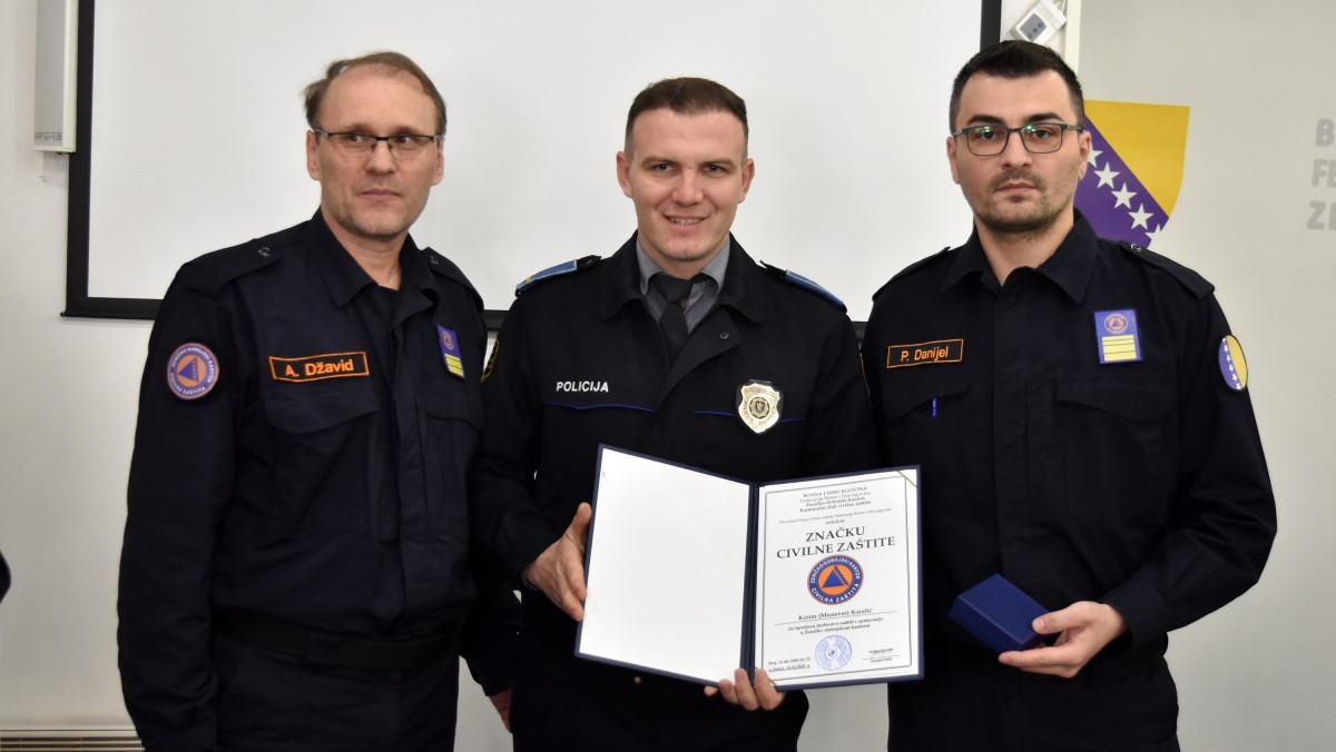 Policajcu Kerimu Karaliću dodijeljena Zlatna značka civilne zaštite (FOTO)