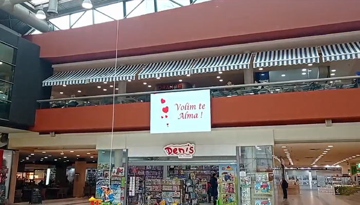 Ljubavna Poruka Na LED Displeju U Shopping Centru Zenica