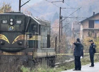 U Kaknju lokomotiva udarila u automobil na pružnom prijelazu, jedna osoba teško povrijeđena Lokomotiva