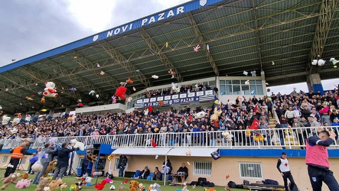 Novi Pazar Stadion, Navijači Bacaju Igračke