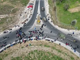 Okupljeni Rudari Na Ulazu U Zenicu
