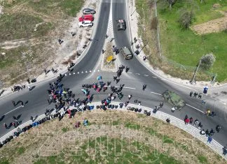 Okončana blokada saobraćaja u Zenici, rudari se razišli iako uslovi nisu ispunjeni (VIDEO) Okupljeni Rudari Na Ulazu U Zenicu