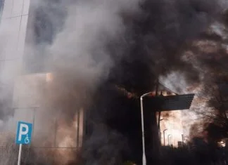 Bačene dimne bombe na zgradu vlade u Prištini, protest zbog sporazuma u Ohridu (VIDEO) Pristina Bacena Dimna Bomba