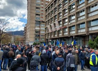 Husić: Ako treba 6 hiljada rudara će protestovati u Zenici (VIDEO+FOTO) Protest ispred zgrade Gradske uprave u Zenici (Foto: Zenit.ba)