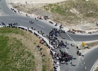 Zenički rudari i dalje drže blokiran ulaz u Zenicu, do kraja dana će donijeti odluku da li će prenoćiti na cesti Protest Zenickih Rudara Kruzni Tok