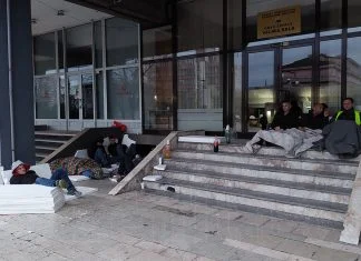 Zenički rudari noć proveli ispred Gradske uprave Zenica (FOTO) Protesti Rudara