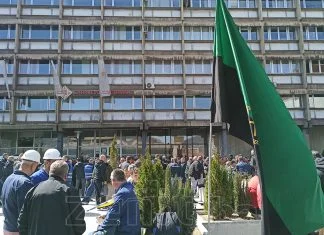Rudari u FBiH obustavili proizvodnju, ako se ne udovolji kolegama iz Zenice moguć i generalni štrajk Protesti Rudara U Zenici Ispred Gradske Uprave