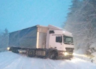 Nove snježne padavine napravile probleme vozačima, na Kupresu saobraćajna nezgoda (FOTO) Saobraćajna Nezgoda