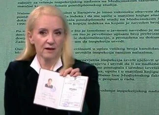 Sebija Izetbegović pokazala tri indeksa: Sve je tu, platit će oni koji su učestvovali u progonu Sebija Izetbegović Sa Indeksom