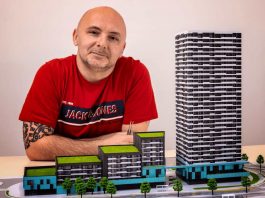 Elmir Isakovic sa maketom Trga Rudara u Zenici