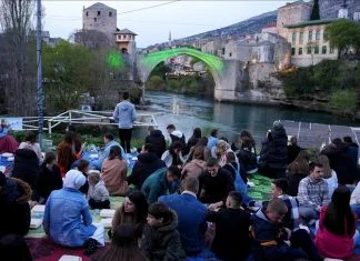 U Mostaru ispod Starog mosta iftarilo 1.300 postača Iftar U Mostaru