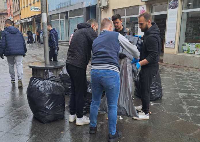 Studenti čiste Centar Grada Od Smeća