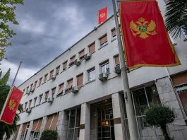 Crna Gora Zastava Na Pola Koplja