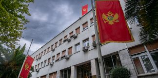 Crna Gora Zastava Na Pola Koplja