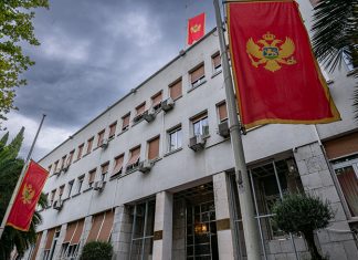 Crna Gora Zastava Na Pola Koplja