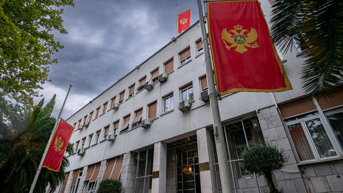 Crna Gora Zastava Na Pola Koplja