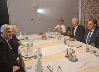 Dodik ručao sa prijateljima Čovićem i Krišto Dodik Na Rucku Sa Covicem I Kristom Twitter