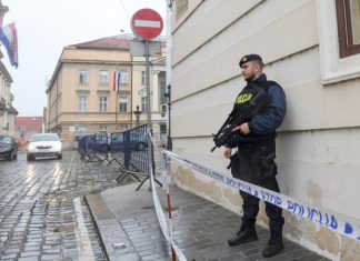 Duge Cijevi Pred Banskim Dvorima