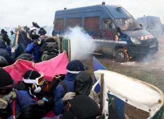 Francuska policija bacila suzavac na demonstrante Francuska Protest
