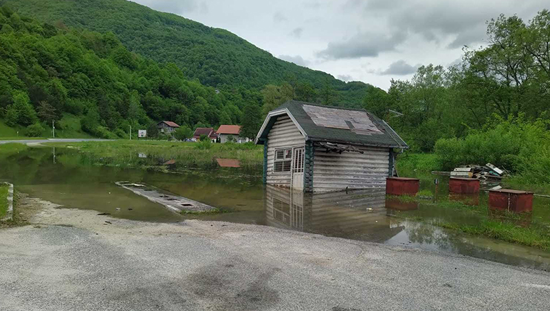 Jezero Poplave Nafta