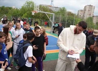 Jusuf Nurkić mladima Tuzle poklonio košarkaško igralište Jusuf Nurkić U Tuzli