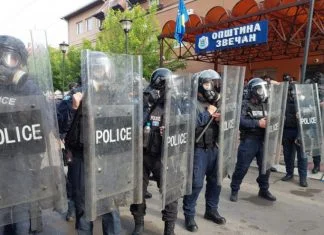 Na sjeveru Kosova ponovno okupljanje građana pred zgradama opština KFOR, Kosovo, Srbija