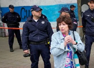 Tužilaštvo u Beogradu: Učenik koji je pucao u školi nije krivično odgovoran, roditelji privedeni Masakr U Beogradu Foto 3