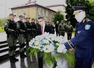 U Zenici odata počast poginulim policajcima Polaganje Cvijeća