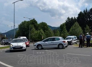 Saobraćajna nezgoda na kružnom toku kod naselja Mokušnice Saobracajna Nezgoda Zenica Kruzni Tok