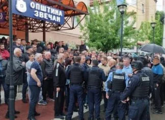 Na sjeveru Kosova oglašene sirene za uzbunu (VIDEO) Smjena Vlasti Na Sjeveru Kosova