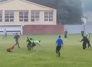 Pretukli sudije u Dubokom Potoku i nanijeli im teže tjelesne povrede (VIDEO) Tuča Na Terenu U Tuzli